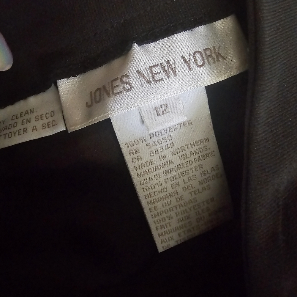 NWT Super cute knee length skirt with side zip